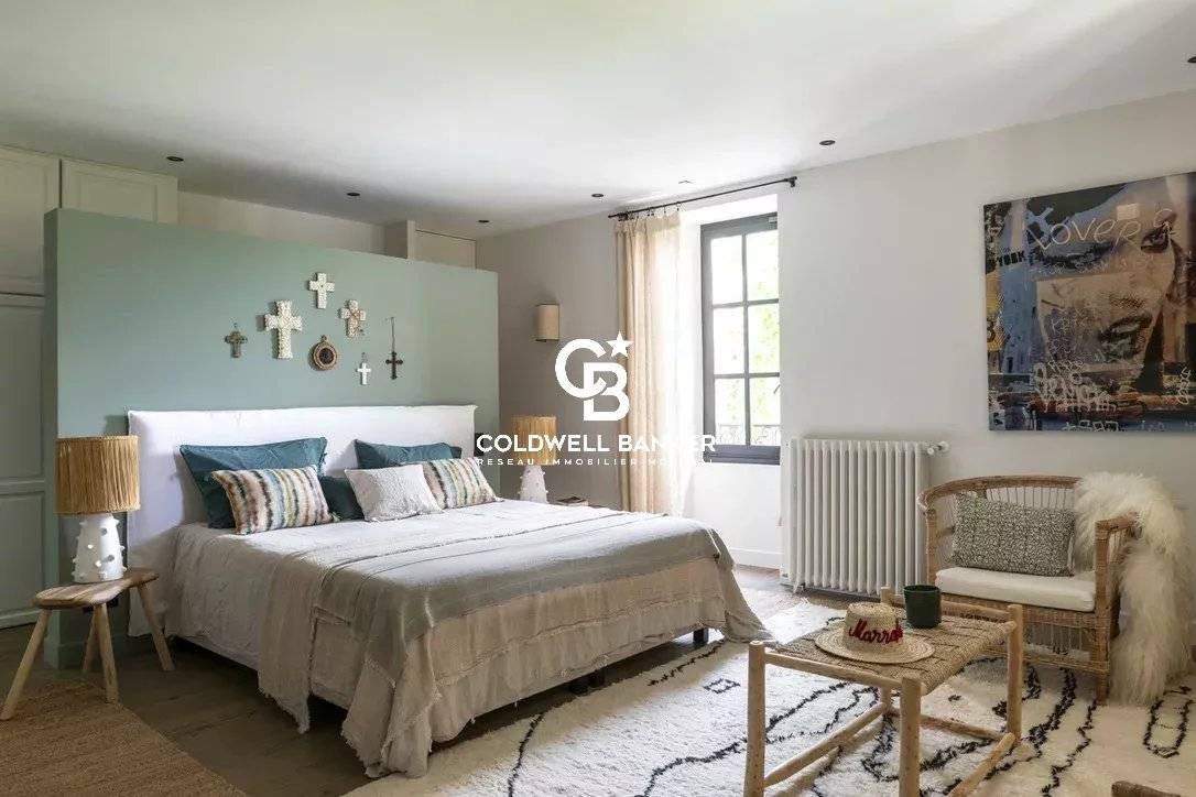 Maison rénovée de 300 m² à vendre à Eysines, proche Bordeaux : 4 chambres, jardin et piscine