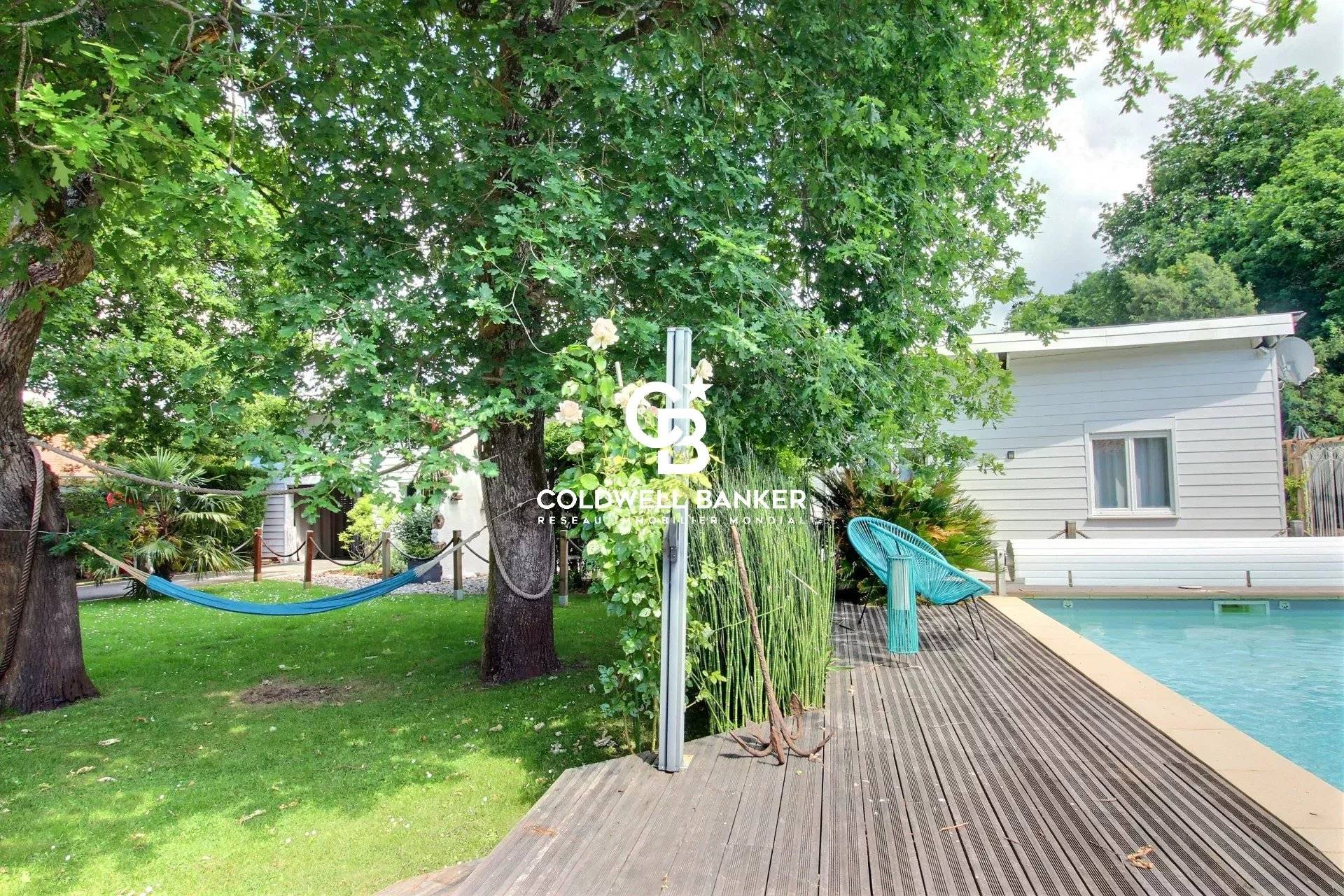 Maison à vendre à Gujan-Mestras – propriété avec maison principale et 4 gîtes, piscine chauffée, grand garage