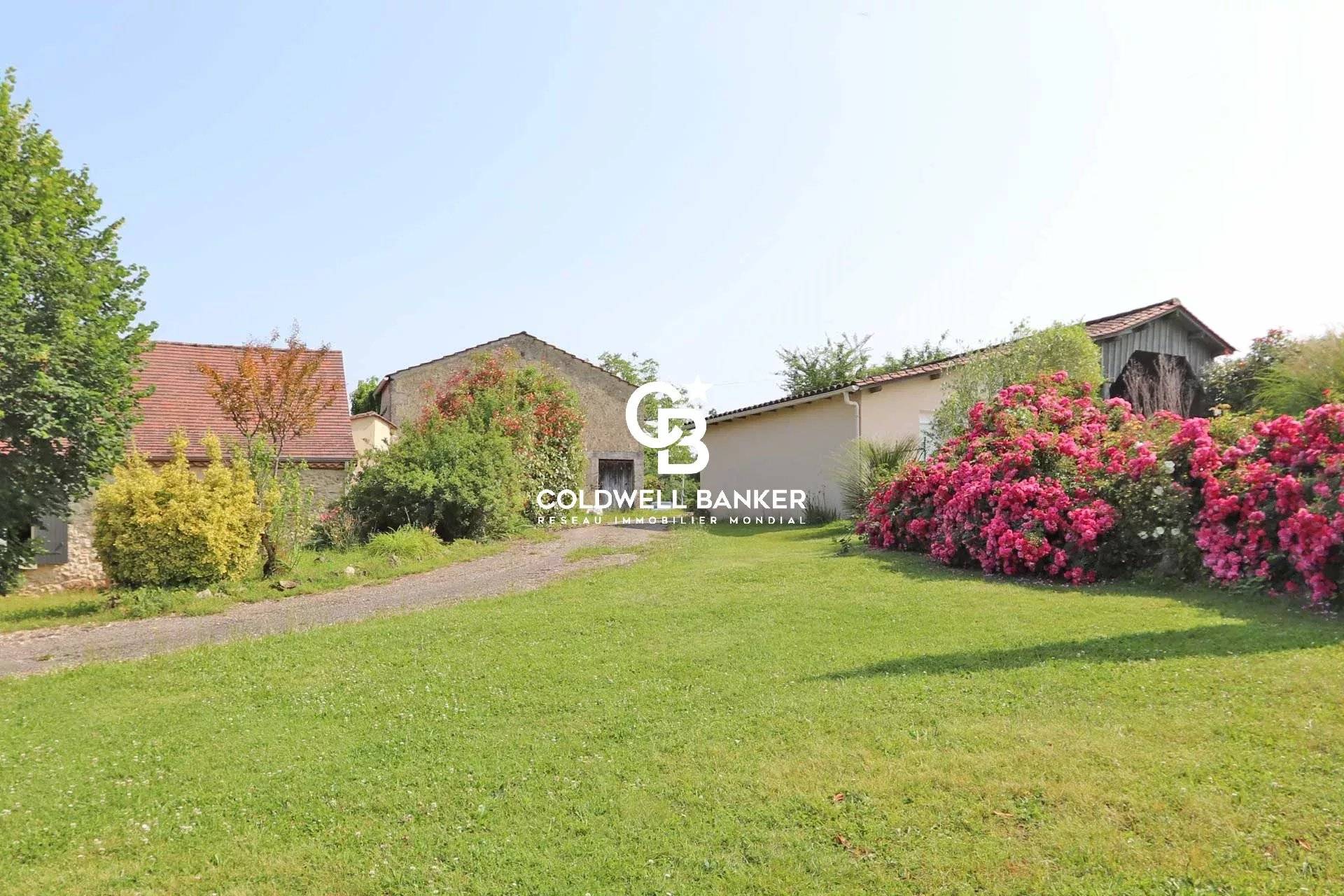 Ancienne ferme à vendre en Dordogne – Longère rénovée avec piscine et dépendances