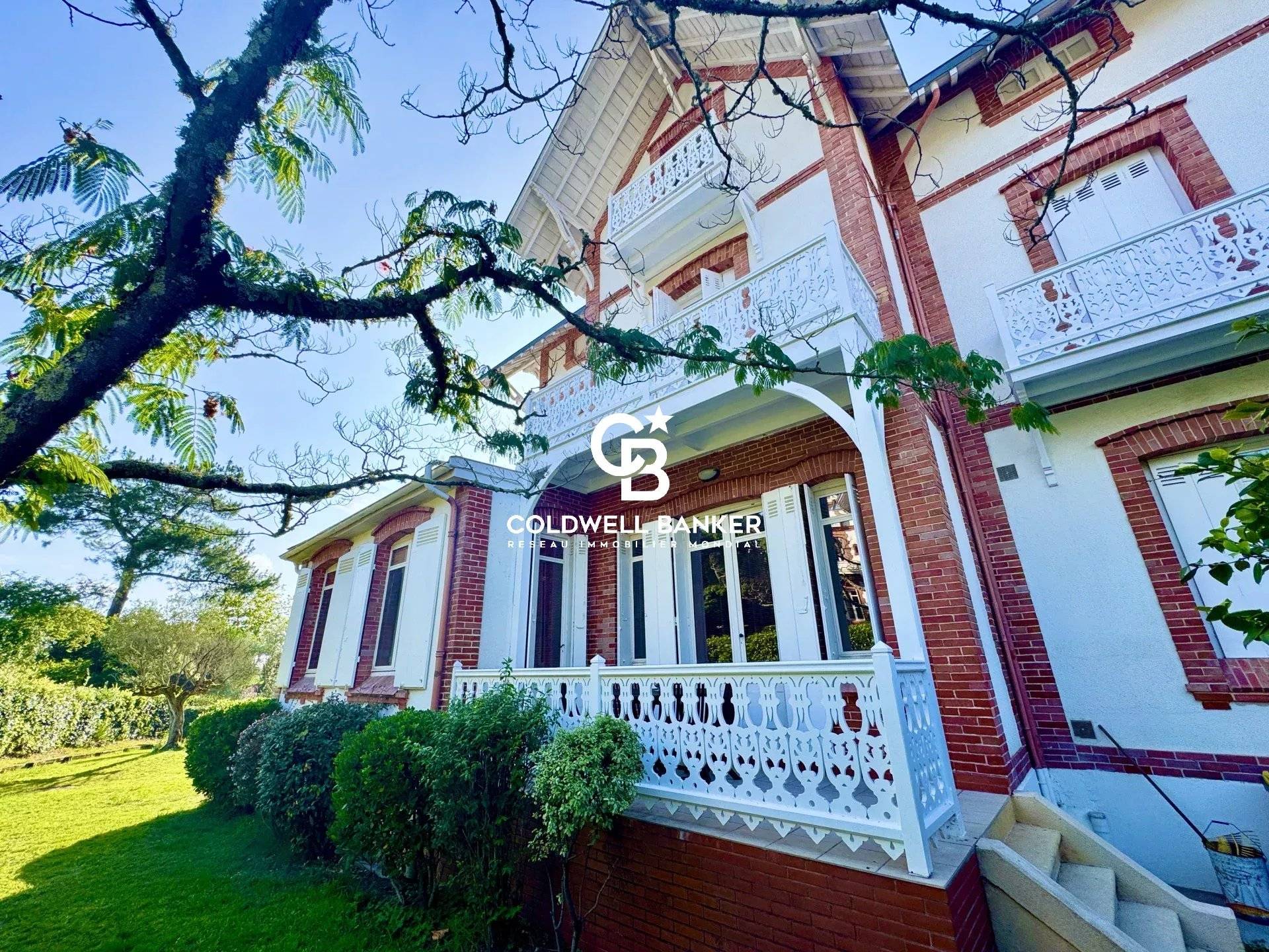 Maison à vendre à Arcachon – Arcachonnaise XIXe de 6 chambres au cœur de la Ville d’Hiver avec jardin et garage