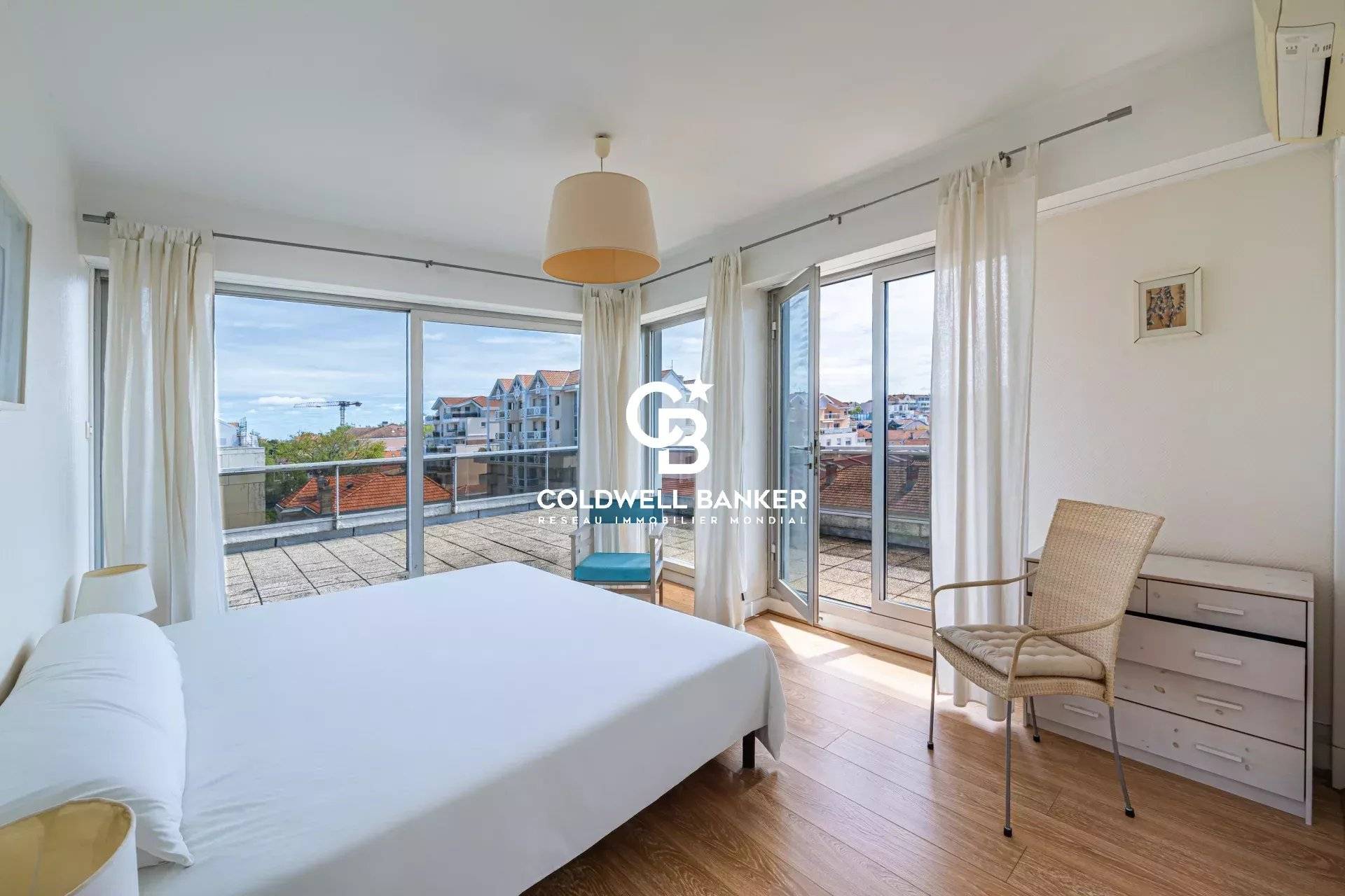 Appartement à vendre Arcachon - t5 première ligne terrasse 150 m² vue bassin parking