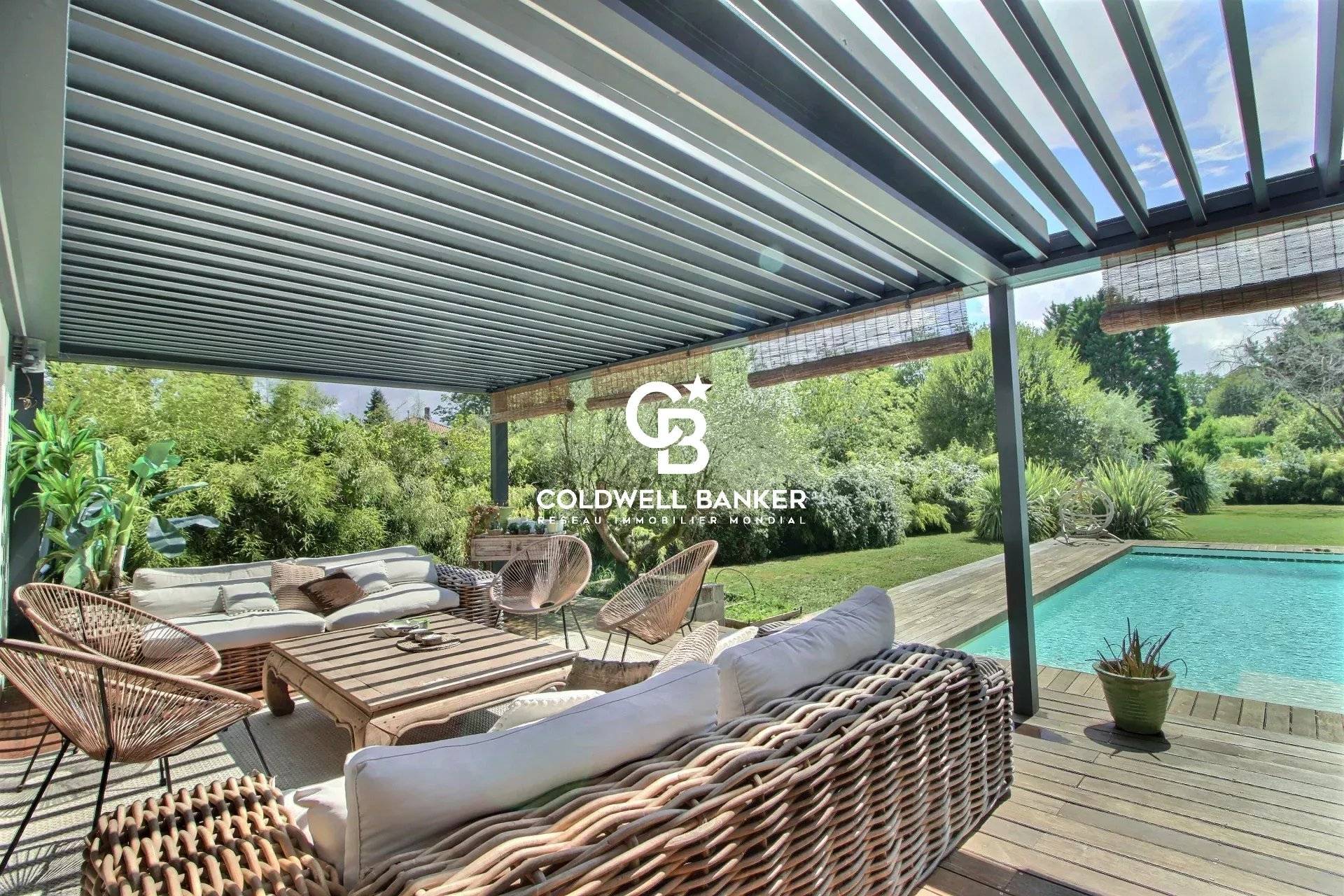 Maison d’architecte à vendre à 20 minutes de Bordeaux – 4 chambres, piscine, jardin paysager et dépendances