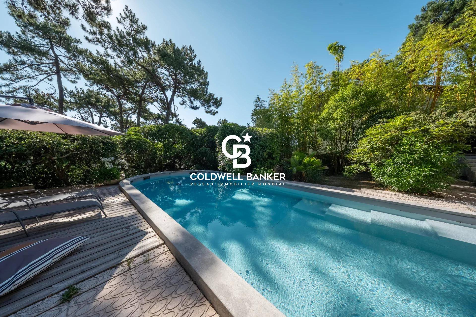 Maison à vendre à Piraillan - rénovée, 5 chambres, avec piscine et vue bassin