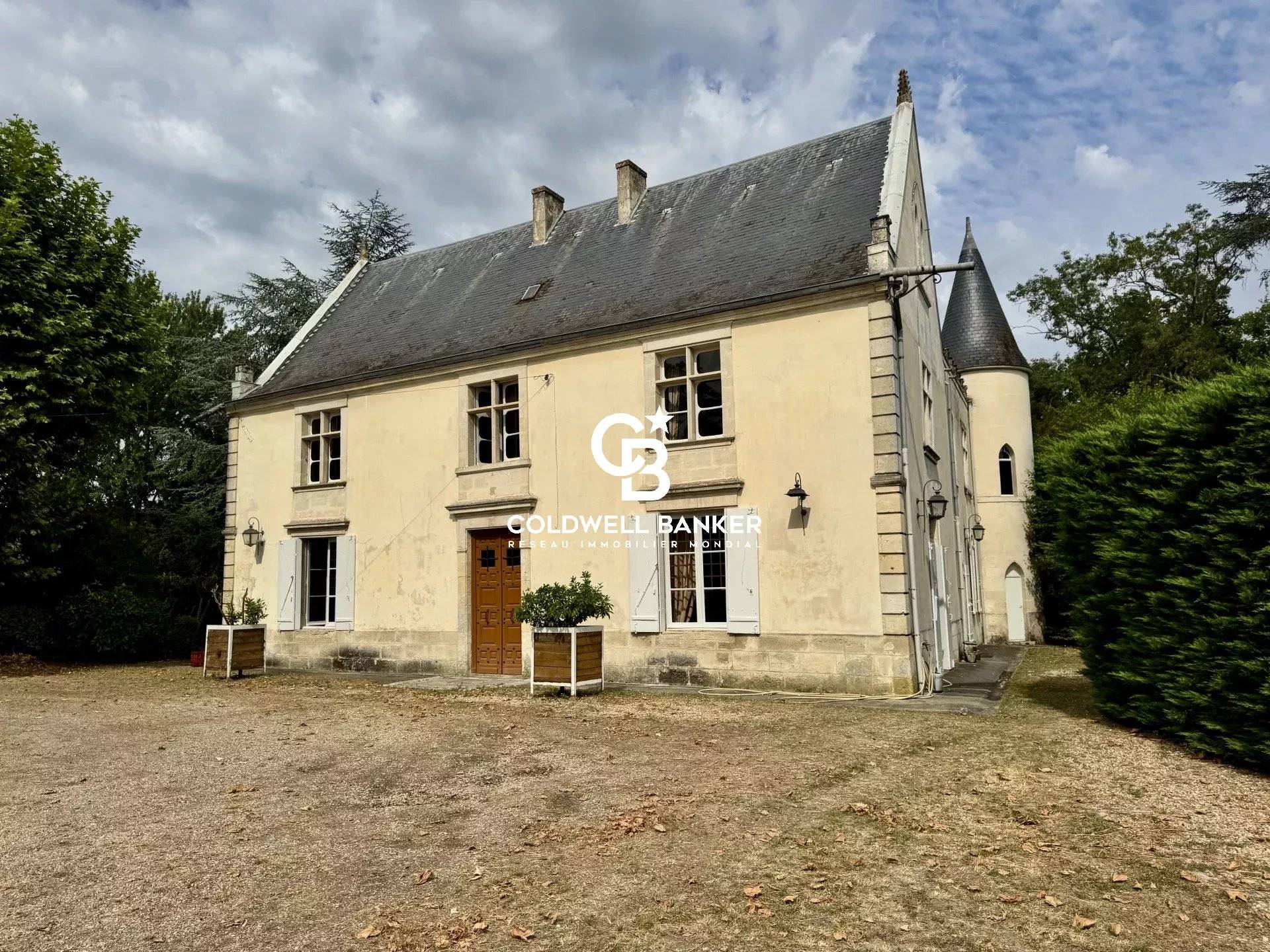 Propriété à vendre à 15 km de Bordeaux – parc, piscine et dépendances