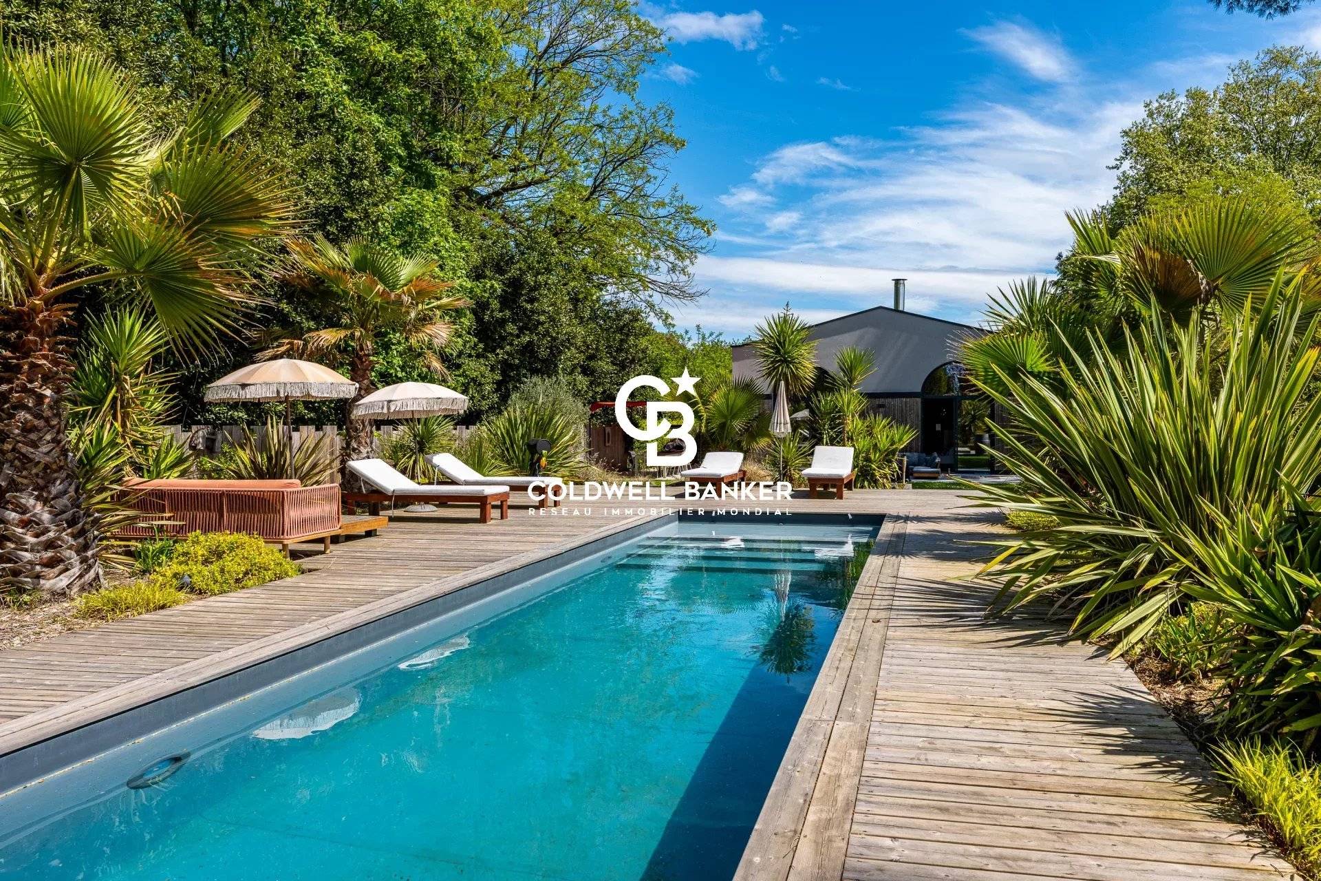 Maison à vendre à Pessac – ancienne réhabilitation contemporaine de 360 m² avec jardin et piscine 