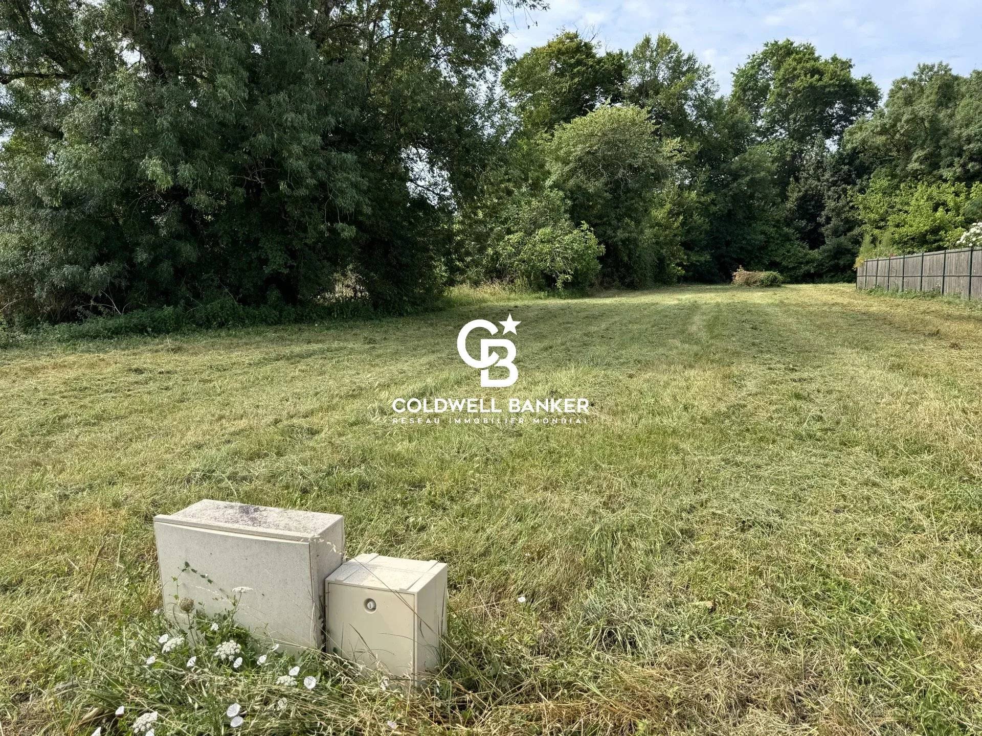 Terrain constructible à vendre à Saint-Loubès - 802 m² viabilisé, libre de constructeur