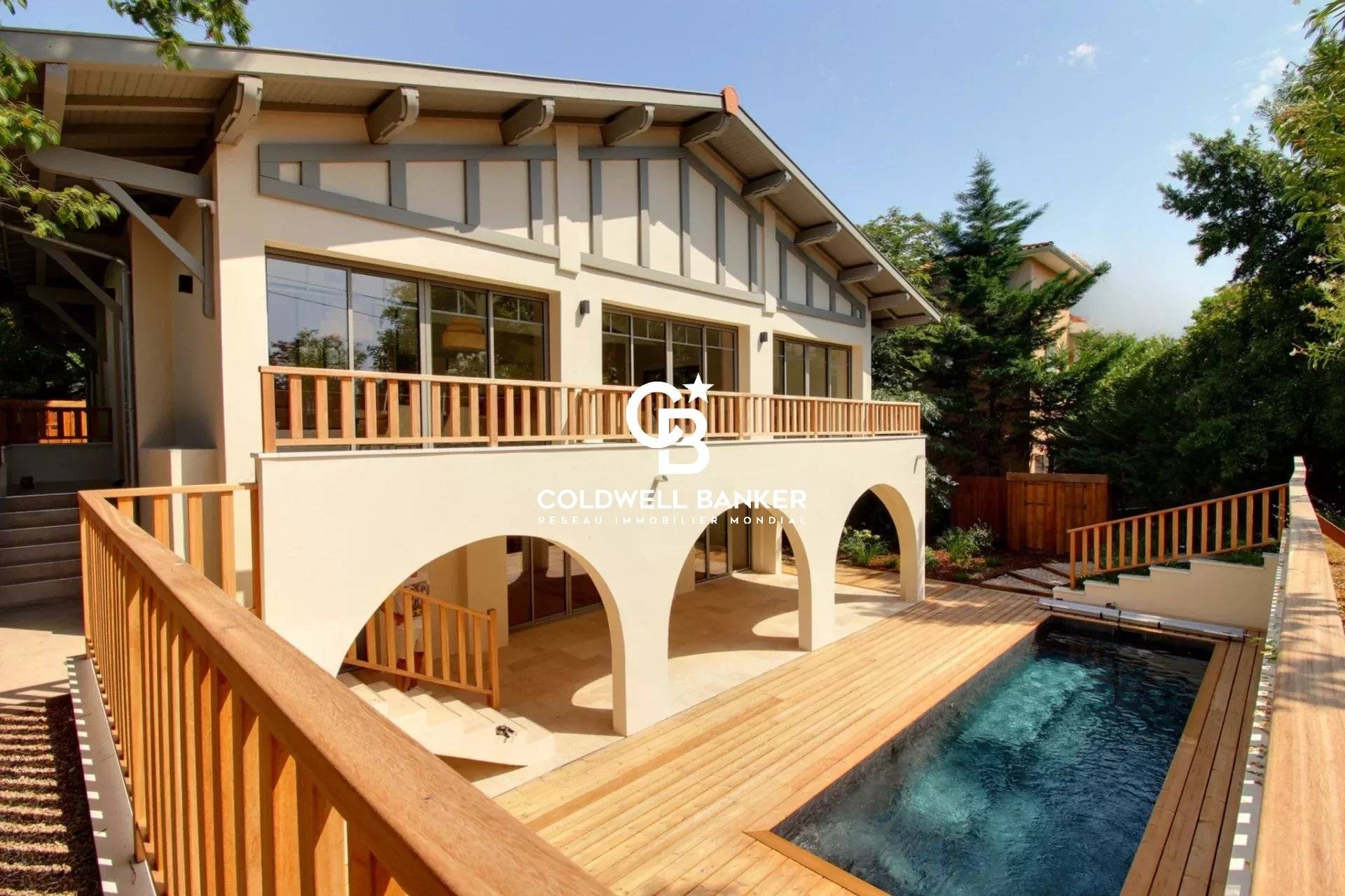 Maison à vendre à Arcachon – maison basco-landaise rénovée, 4 chambres, dépendance, jardin paysager