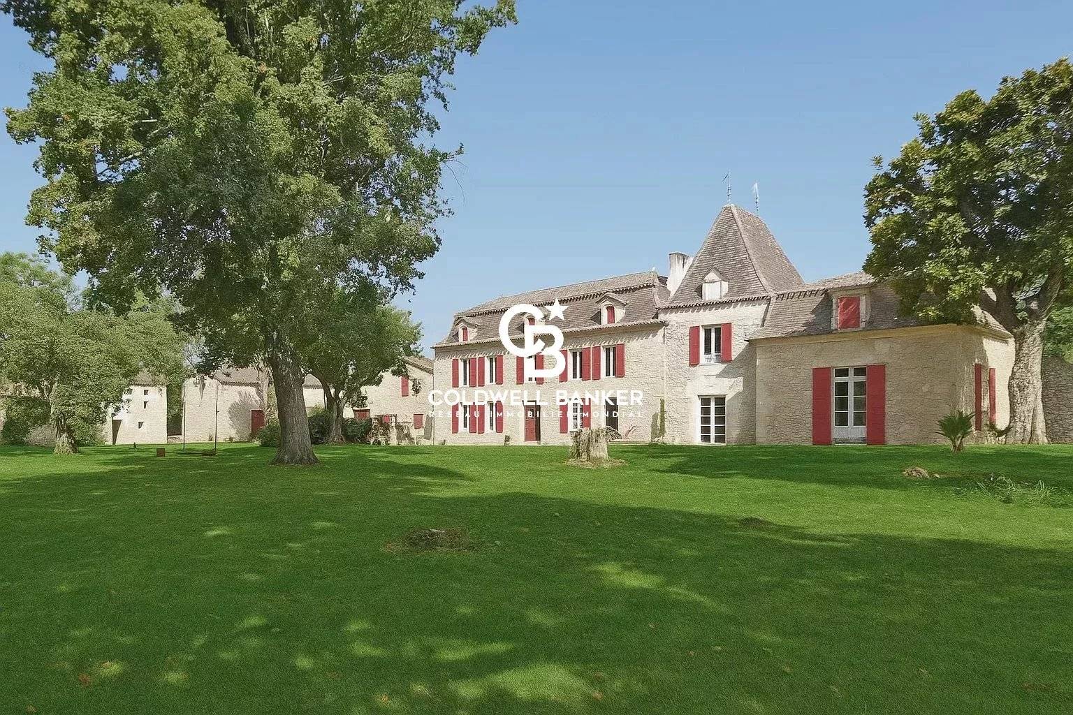Maison à vendre à proximité de Bordeaux – château rénové de plus de 700 m², 38 hectares, dépendances et parc arboré