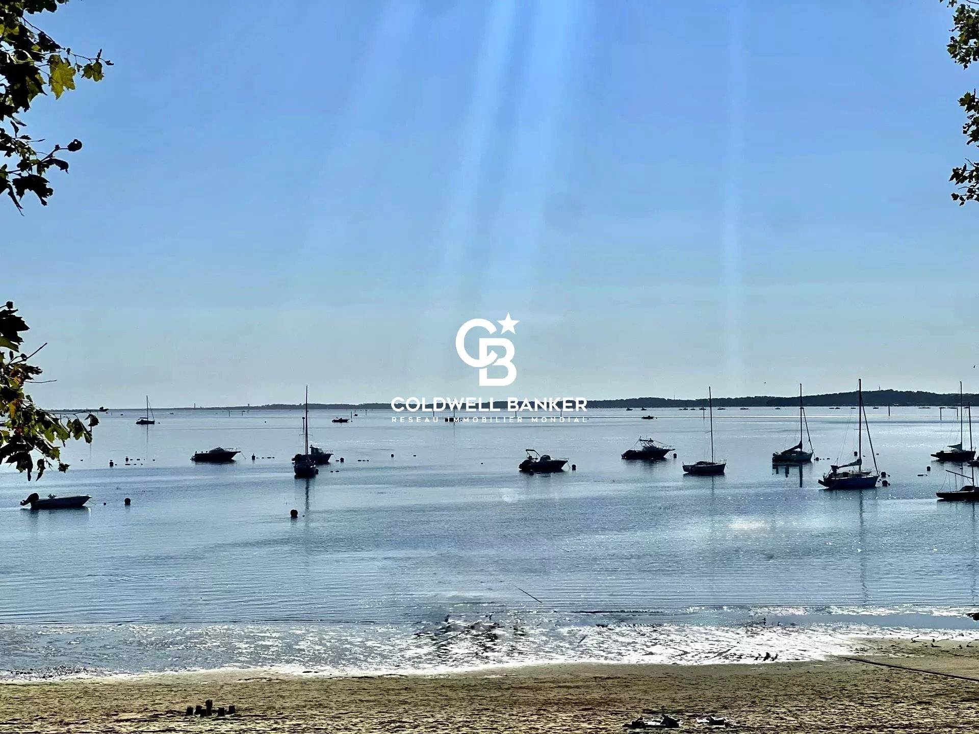 Maison à vendre en première ligne – maison avec vue panoramique et volumes généreux en bord de mer