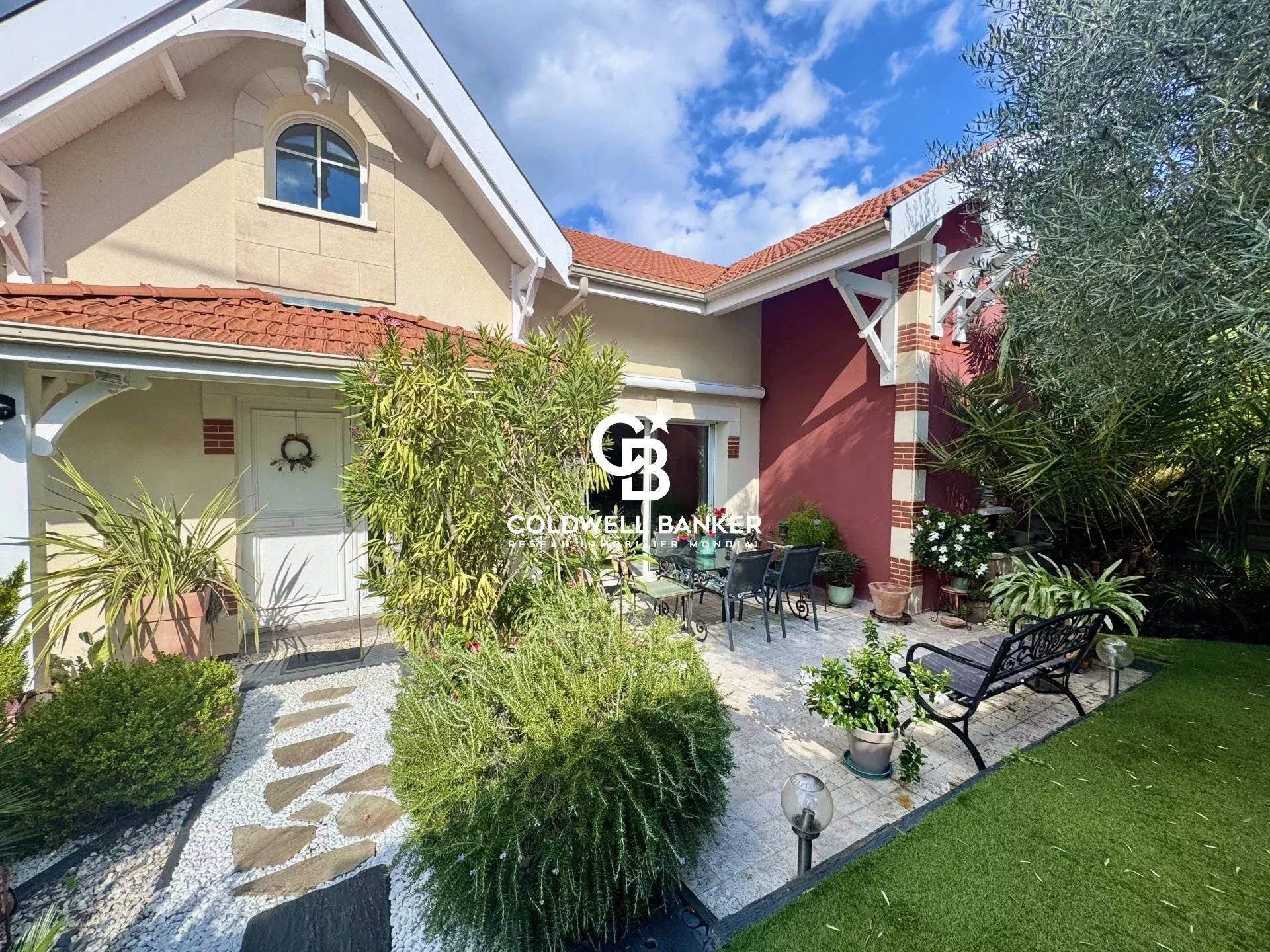 Maison à vendre Arcachon - en parfait état avec 3 chambres, grand garage et proche des commerces