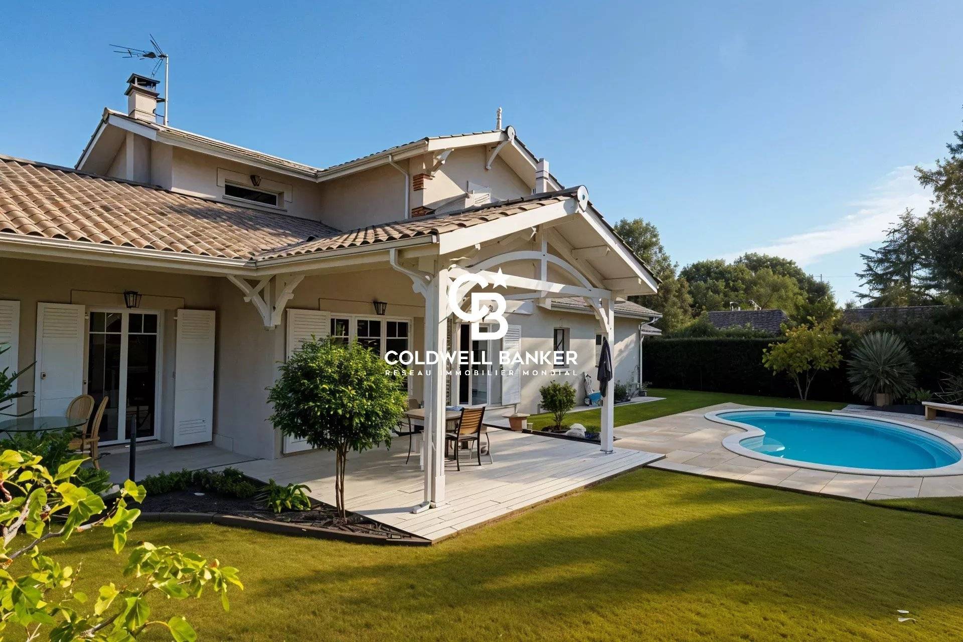Maison à vendre à Andernos-les-Bains – élégante maison d’inspiration arcachonnaise avec piscine et jardin paysager