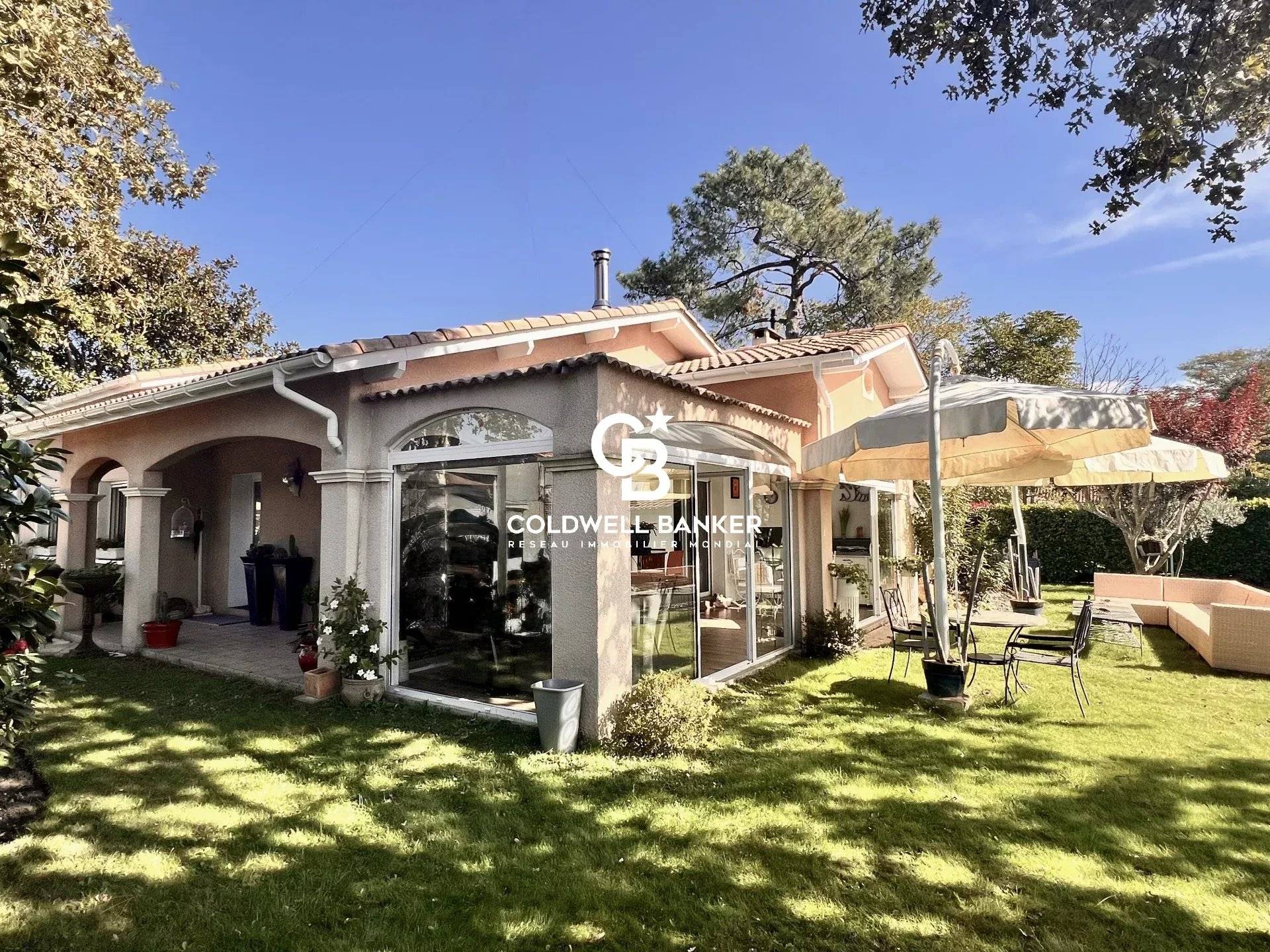 Maison à vendre à Cazaux – plain-pied rénové avec véranda, jardin et jacuzzi