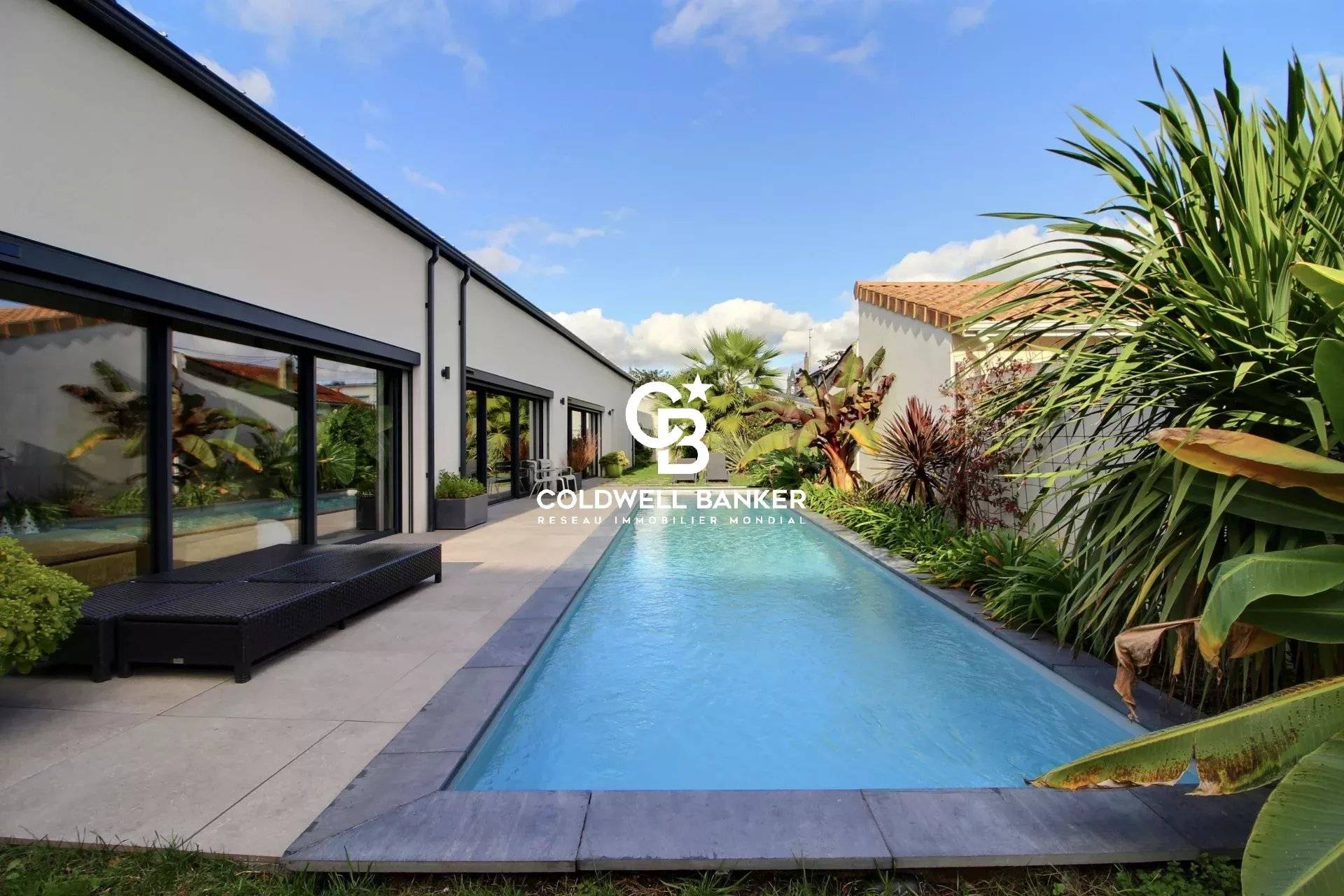 Maison à vendre à Bruges – loft de 320 m² avec jardin, piscine et appartement indépendant aux portes du Bouscat