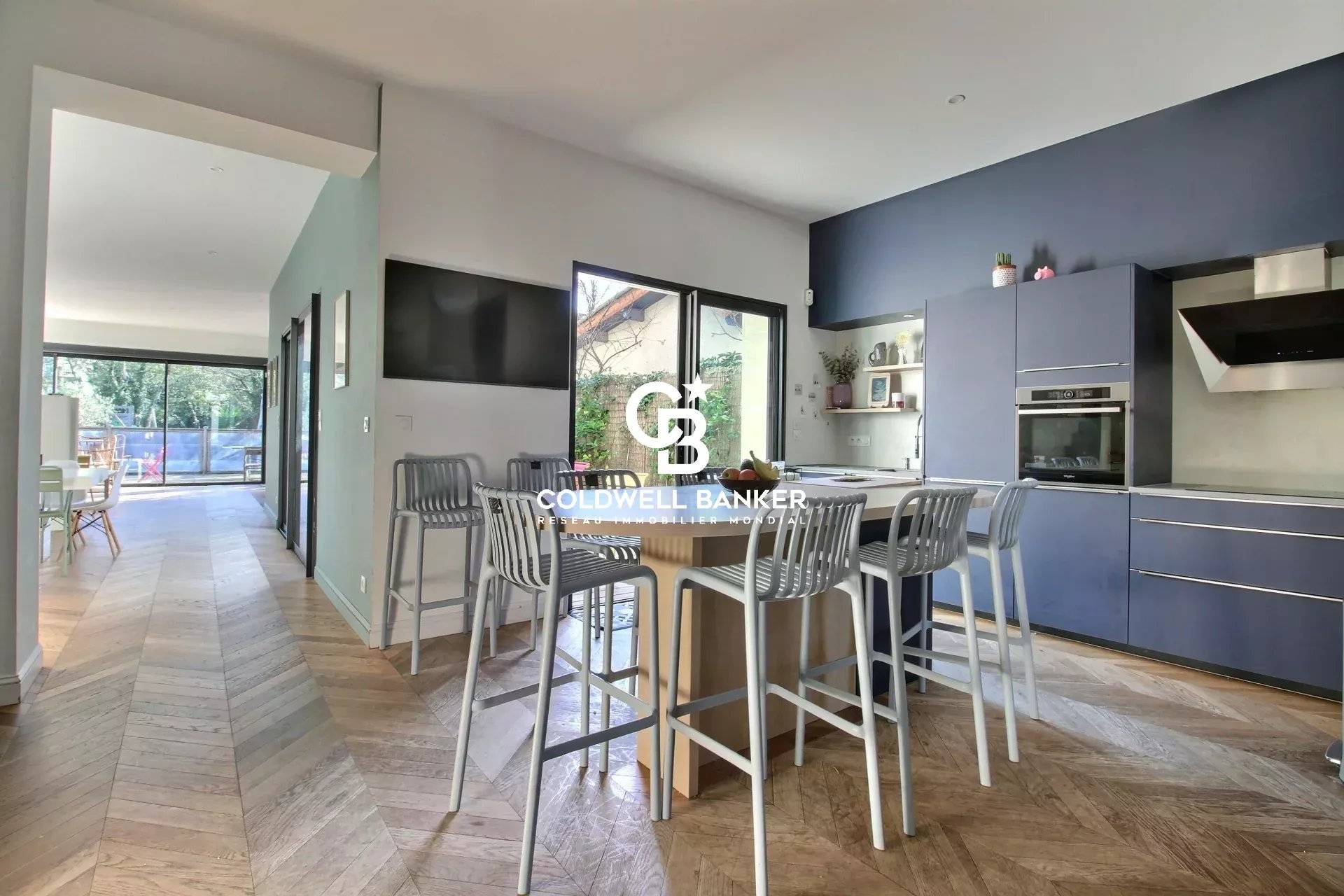 Maison à vendre à Bordeaux – parc Bordelais, 6 chambres, jardin avec piscine et stationnement