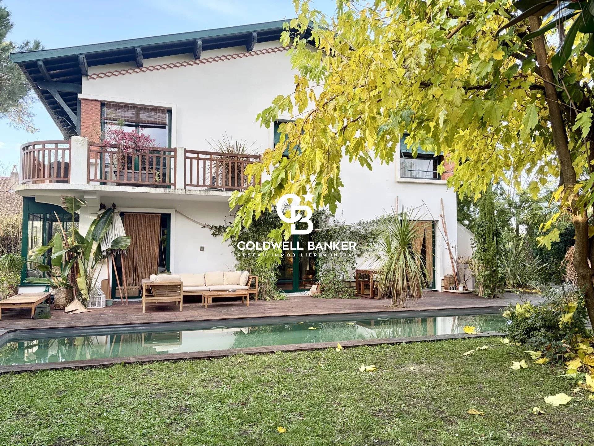 Maison à vendre à Arcachon - villa rénovée, cinq chambres, piscine et proximité commerces