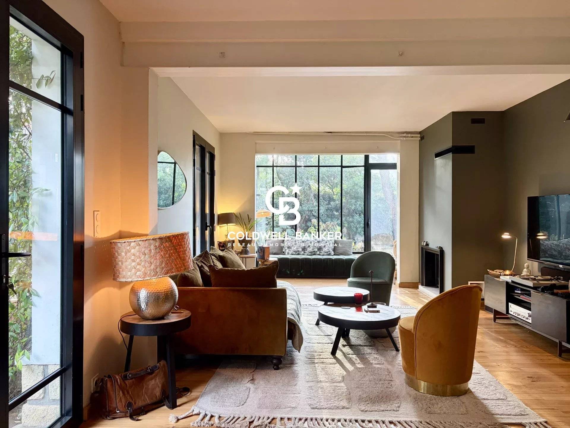 Maison à vendre à Arcachon - villa rénovée, cinq chambres, piscine et proximité commerces