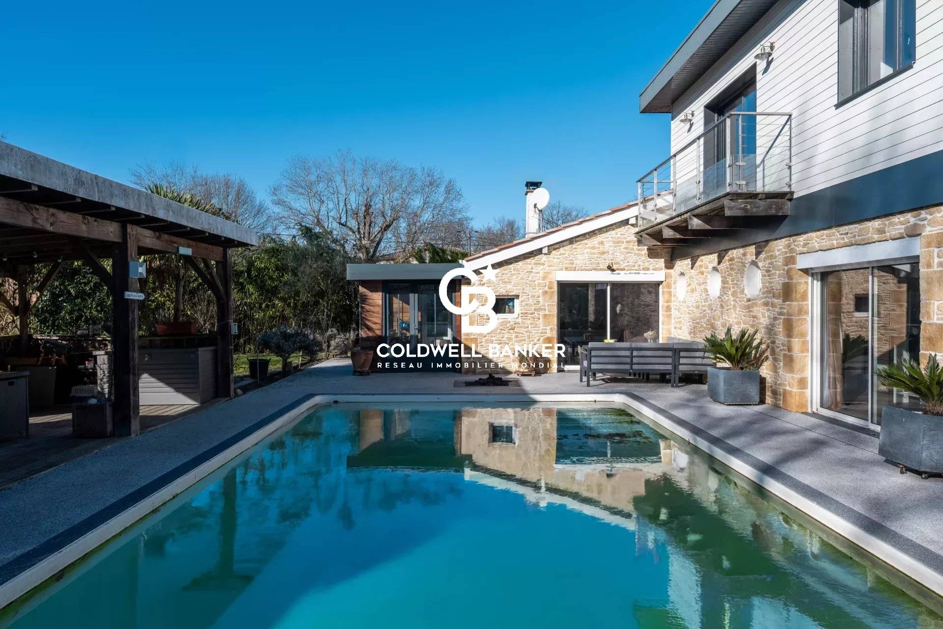 Maison à vendre à Arsac – maison familiale 5 chambres, piscine, grand garage, terrain paysagé