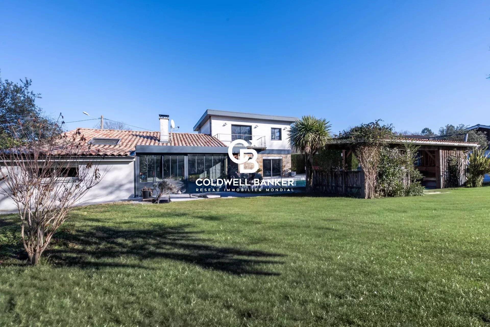 Maison à vendre à Arsac – maison familiale 5 chambres, piscine, grand garage, terrain paysagé