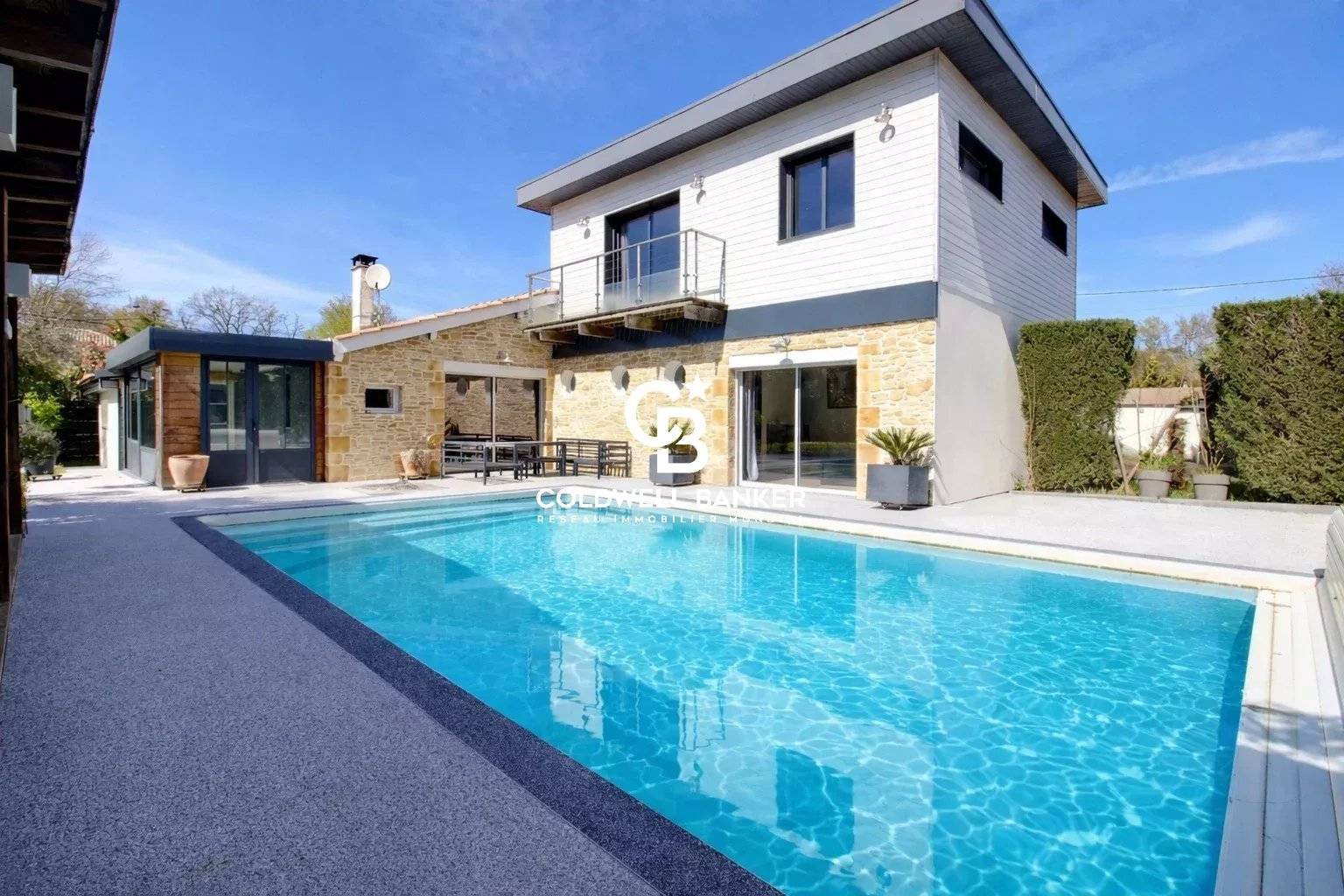 Maison à vendre à Arsac – maison familiale 5 chambres, piscine, grand garage, terrain paysagé