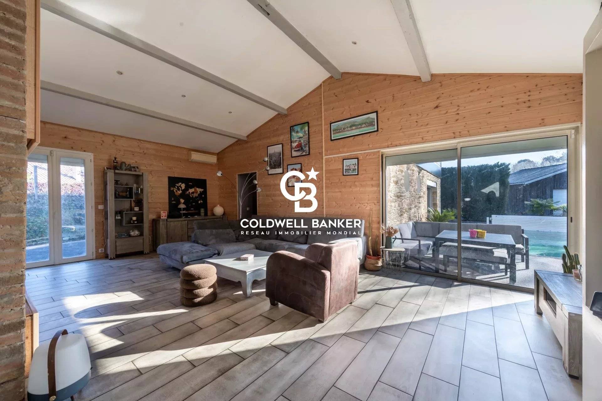 Maison à vendre à Arsac – maison familiale 5 chambres, piscine, grand garage, terrain paysagé