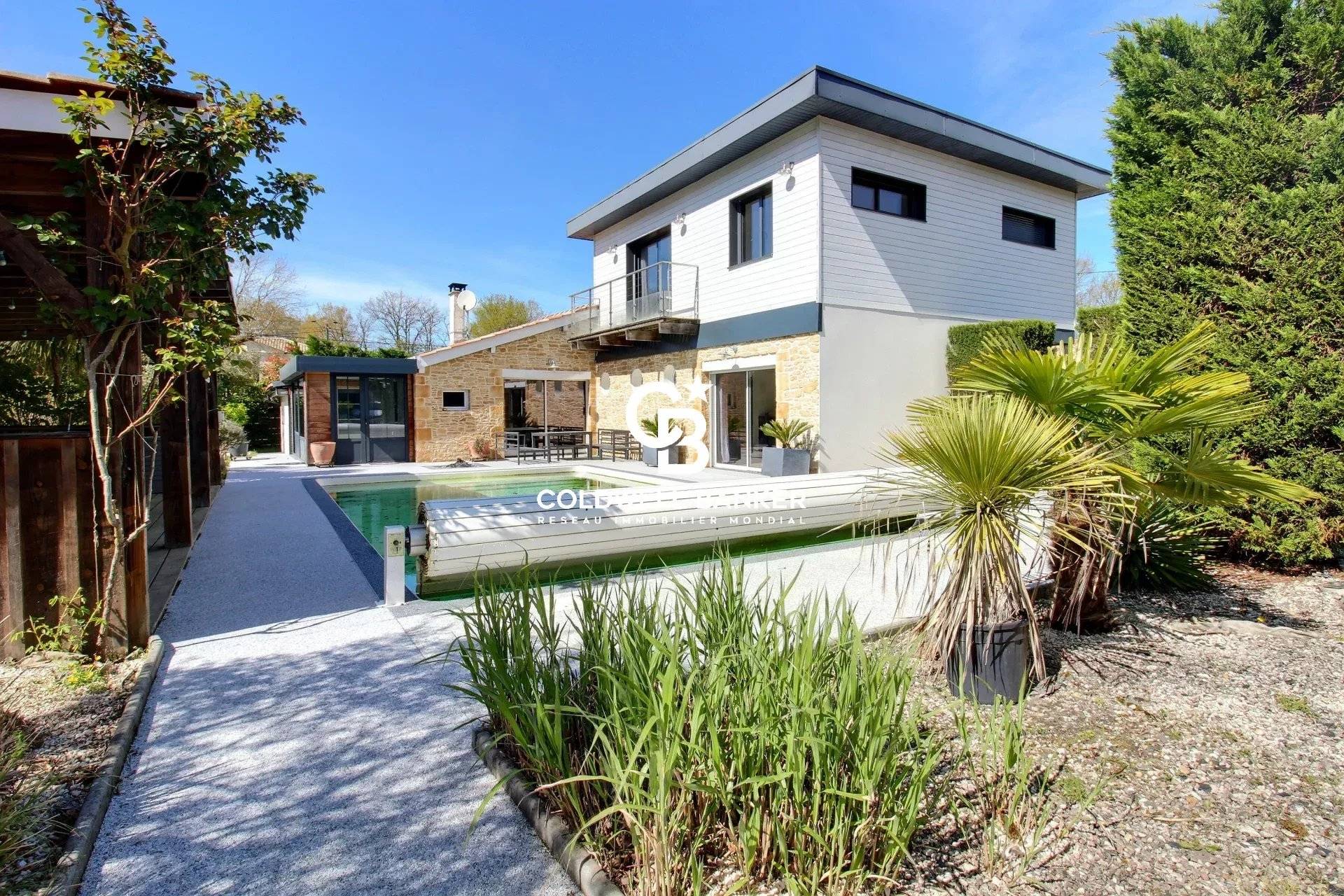 Maison à vendre à Arsac – maison familiale 5 chambres, piscine, grand garage, terrain paysagé
