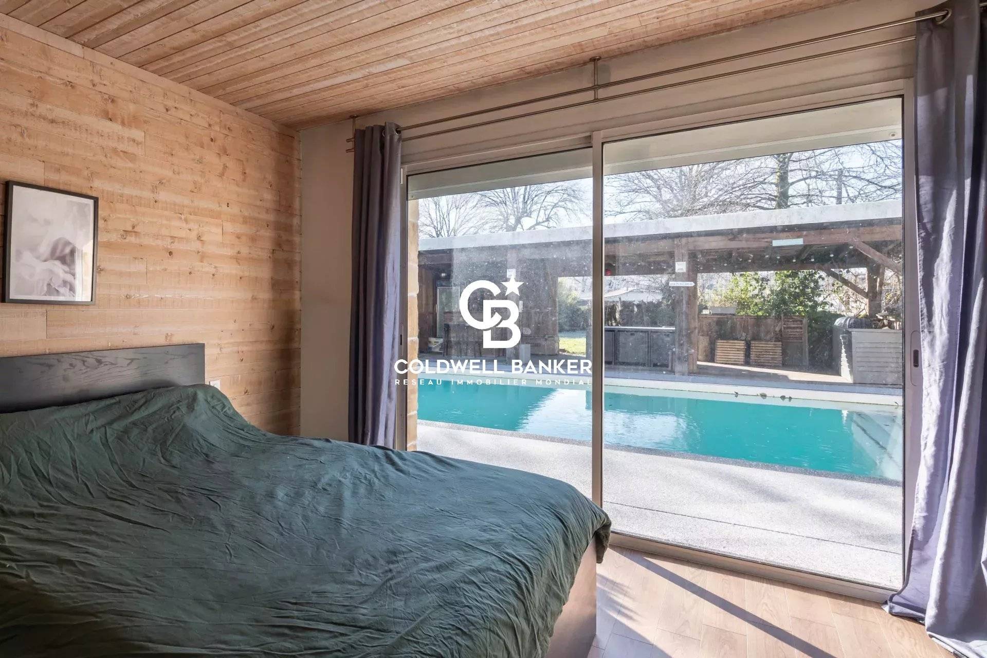 Maison à vendre à Arsac – maison familiale 5 chambres, piscine, grand garage, terrain paysagé