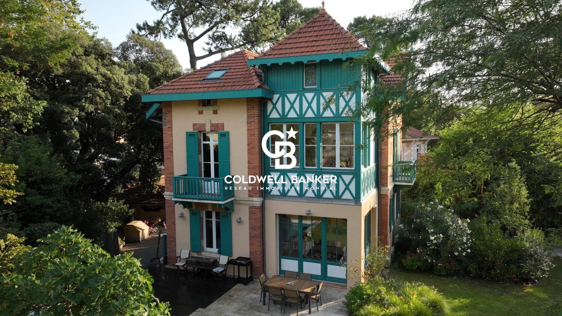 Demeure historique à vendre à Arcachon – Ville d’Hiver, jardin paysagé, piscine, volumes familiaux