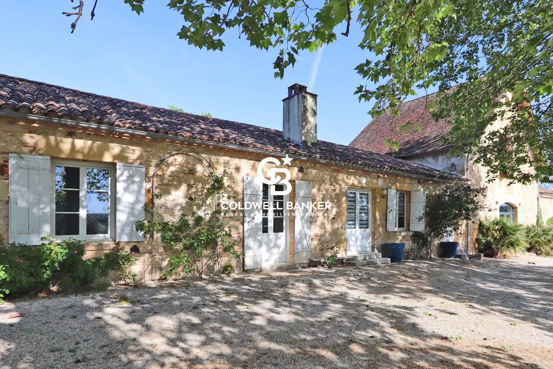 Propriété à vendre proche Bergerac - avec gîtes, piscine, terres