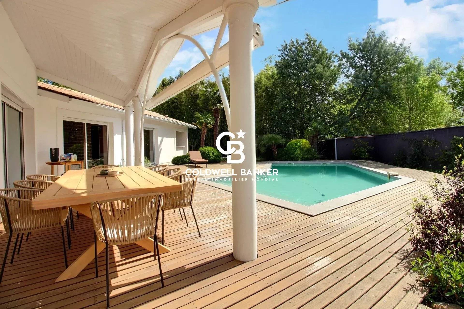 Maison à vendre près de Bordeaux - plain-pied avec 5 chambres jardin piscine et grand séjour