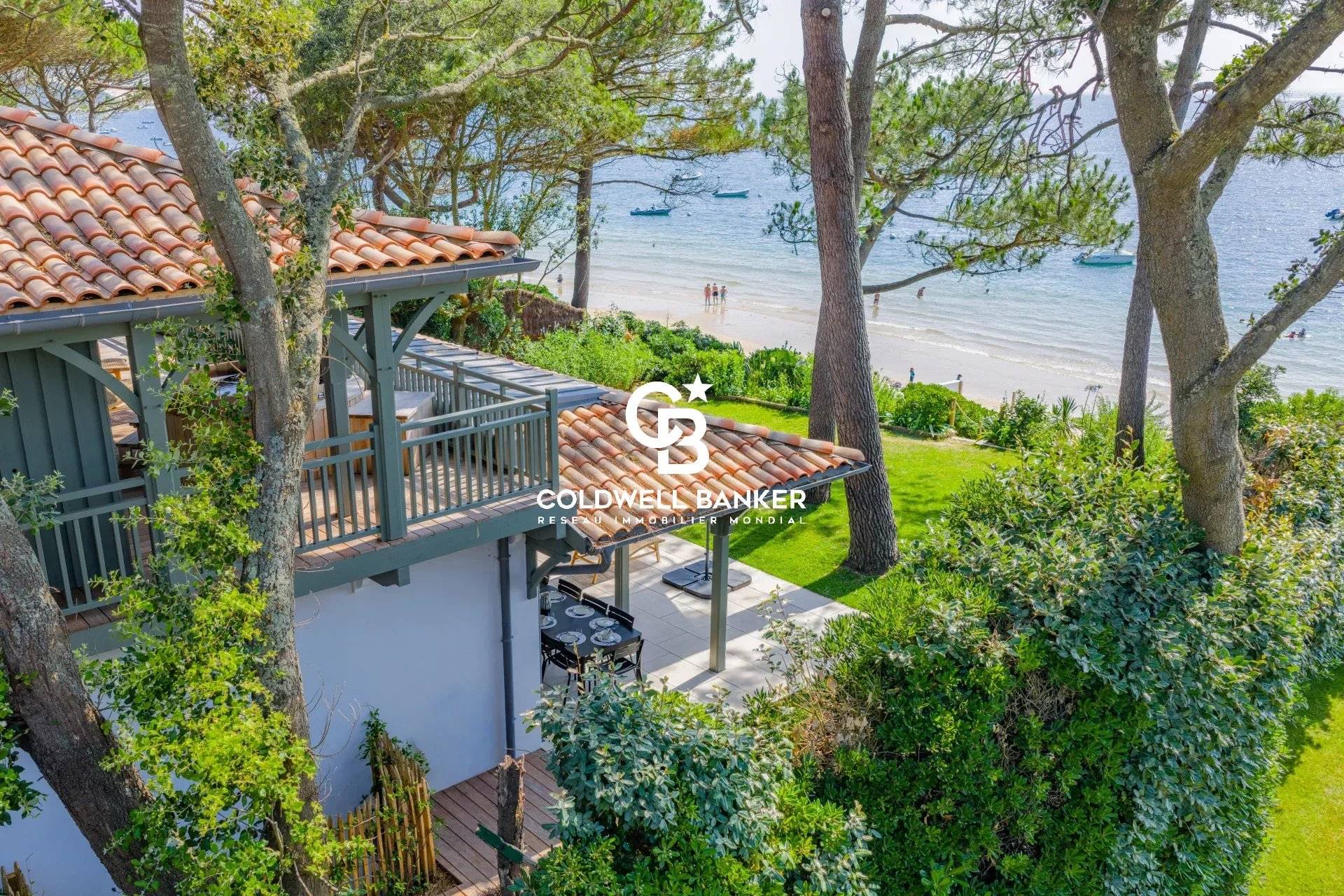 Maison à vendre Pyla-sur-Mer - première ligne avec accès plage, 7 chambres, piscine et vue Bassin