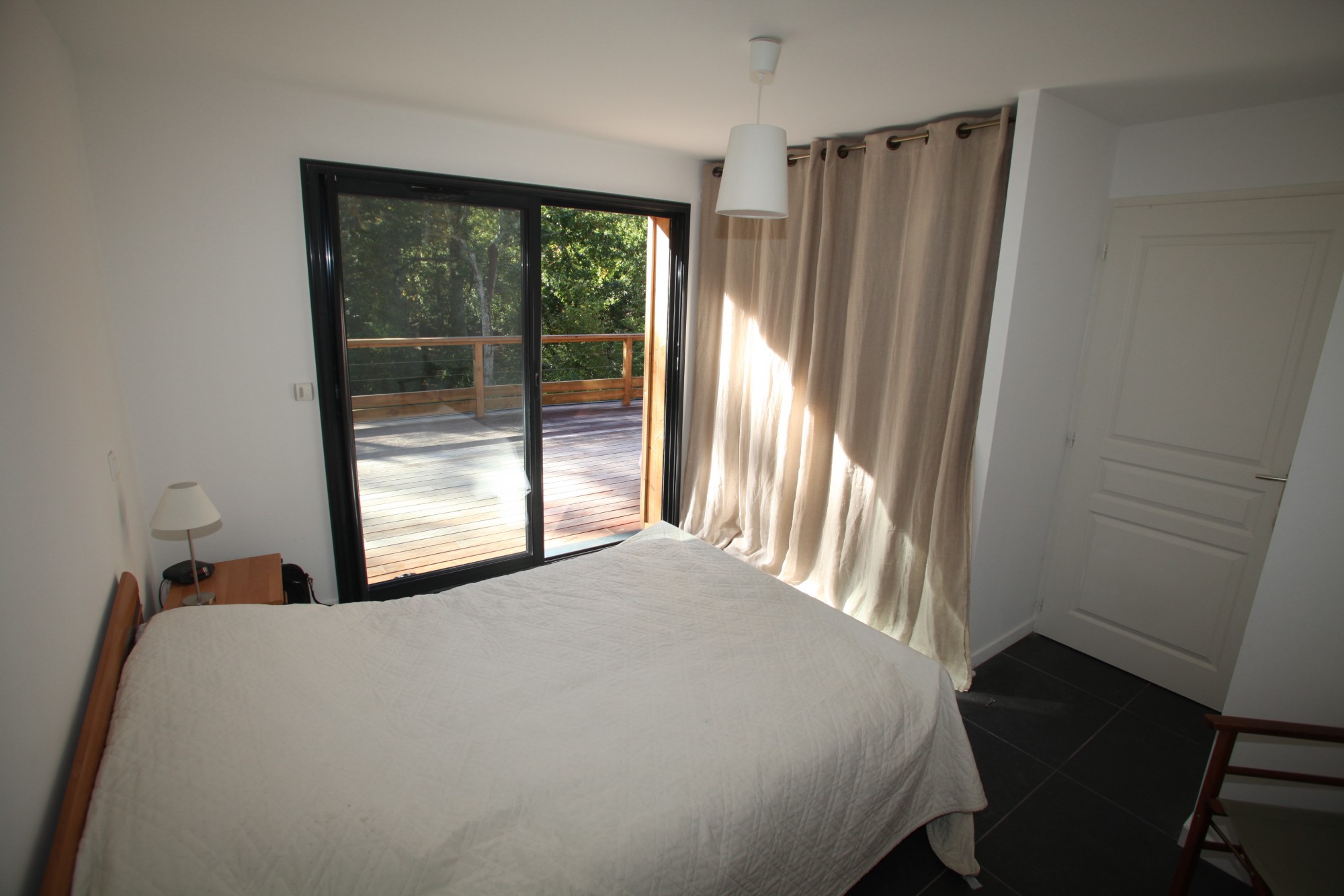 chambre avec terrasse en bois