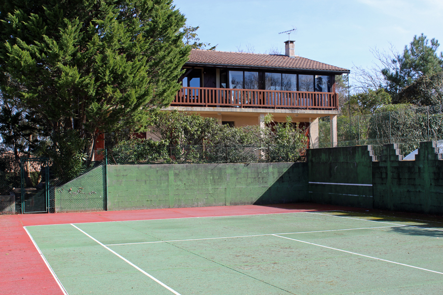 villa à vendre sur pyla sur mer avec terrain de tennis