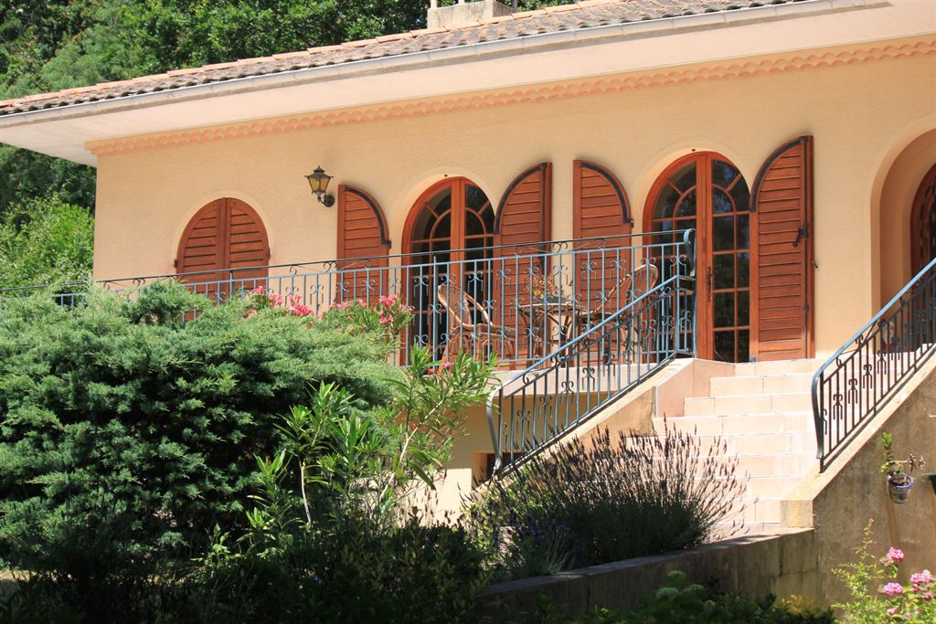 a vendre grande maison sur 2 niveaux quartier calme Arcachon