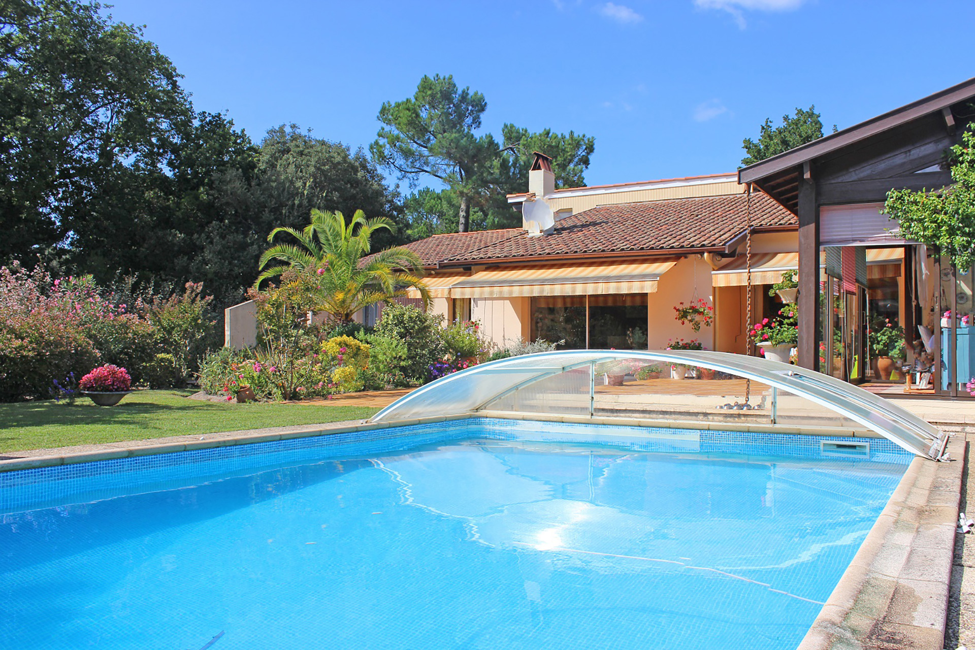 PYLA SUR MER VILLA AVEC PISCINE A VENDRE AU BORD DE LA FORET 