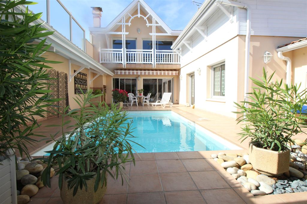 LA TESTE DE BUCH - VILLA D'ARCHITECTE A VENDRE AVEC PISCINE