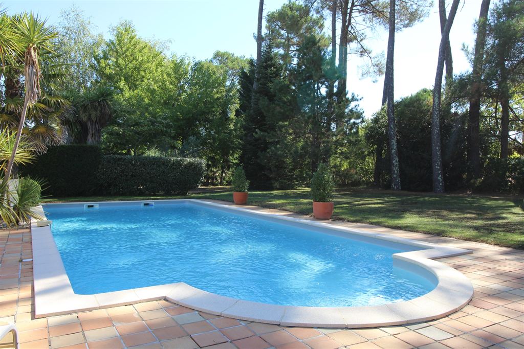 VILLA D'ARCHITECTE A VENDRE AU GOLF DE GUJAN MESTRAS