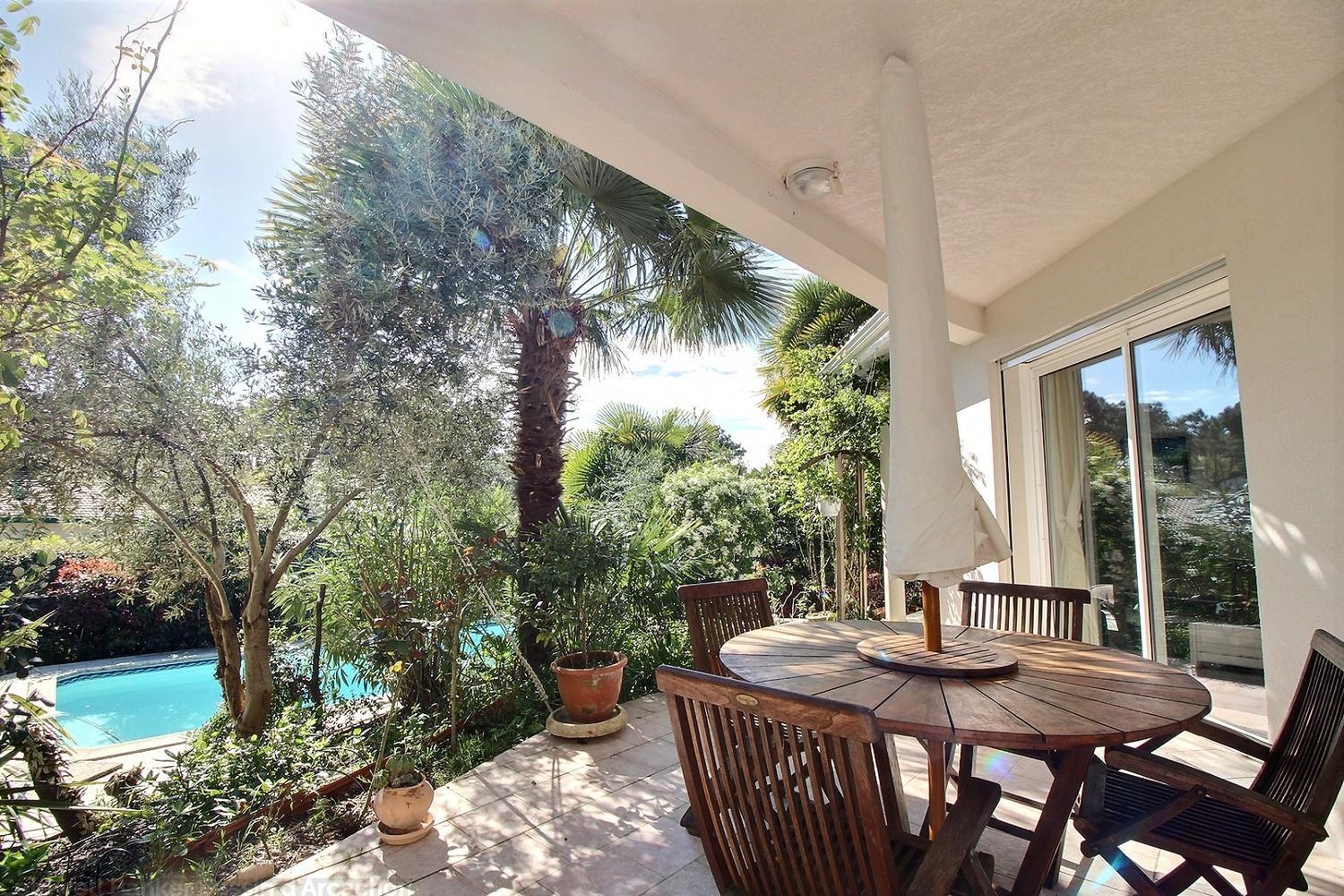 Villa d'architecte à vendre à arcachon entre pereire et moulleau dans le quartier des abatilles