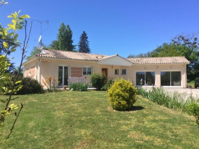 Villa contemporaine récente à vendre proche de Montsegur sur un grand terrain 