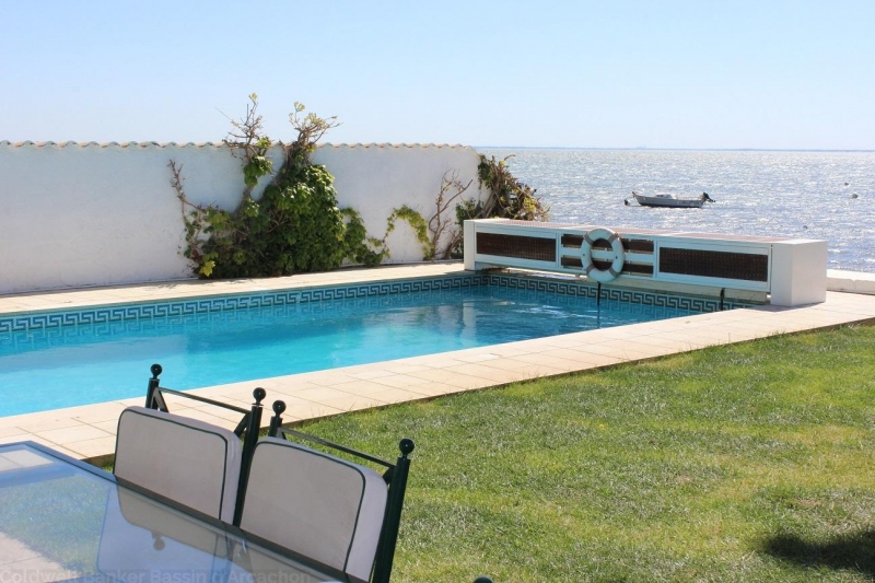 Emplacement exceptionnel pour cette villa à louer proche du Cap-Ferret vue bassin et piscine chauffée sécurisée