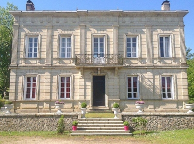Maison de maître à vendre proche de Bordeaux à Saint Symphorien avec piscine sur  grand terrain