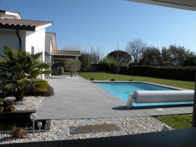 acheter une villa contemporaine proche de Bordeaux au Barp avec piscine chauffée et 4 chambres sur un grand terrain au calme