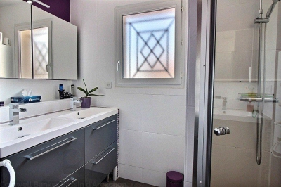 maison contemporaine à vendre à Gujan-Mestras avec 4 chambres et une piscine chauffée