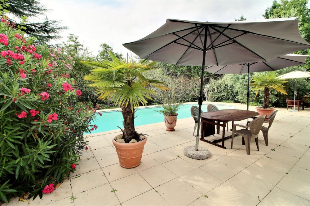 Achat maison familiale 7 chambres avec piscine proche Bordeaux LATRESNE