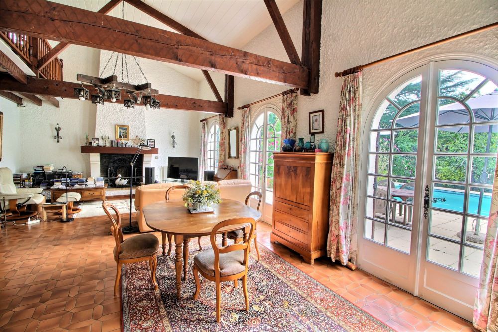 Acheter maison familiale 7 chambres avec piscine proche Bordeaux LATRESNE