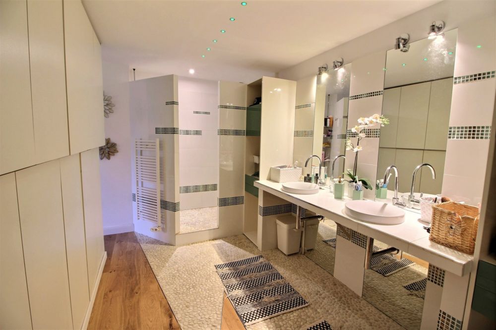 Recherche belle maison rénovée avec grand terrain et piscine à MERIGNAC