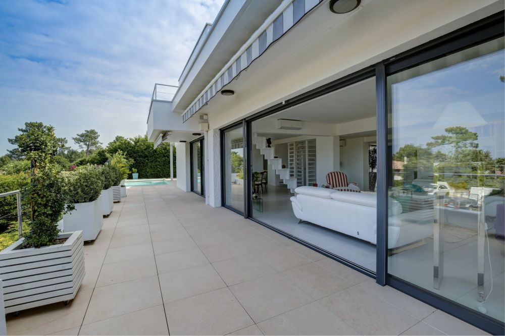 Achète une villa avec une vue sur la mer