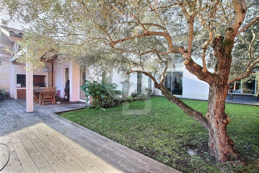 Maison contemporaine 5 chambres avec jardin, piscine et studio à vendre LE BOUSCAT