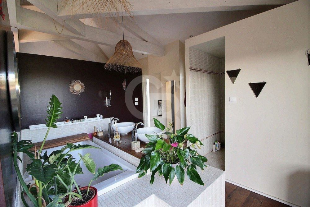 Maison contemporaine 5 chambres avec jardin, piscine et studio à vendre LE BOUSCAT