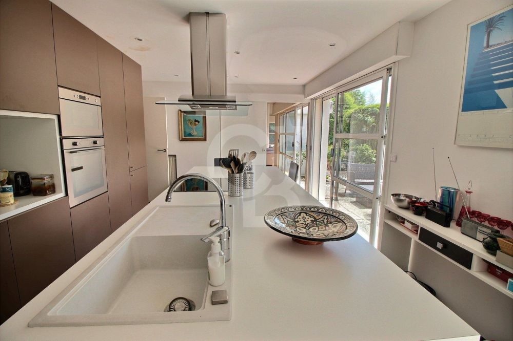 Spacieuse villa d'architecte avec grand terrain et piscine à vendre BORDEAUX CAUDERAN