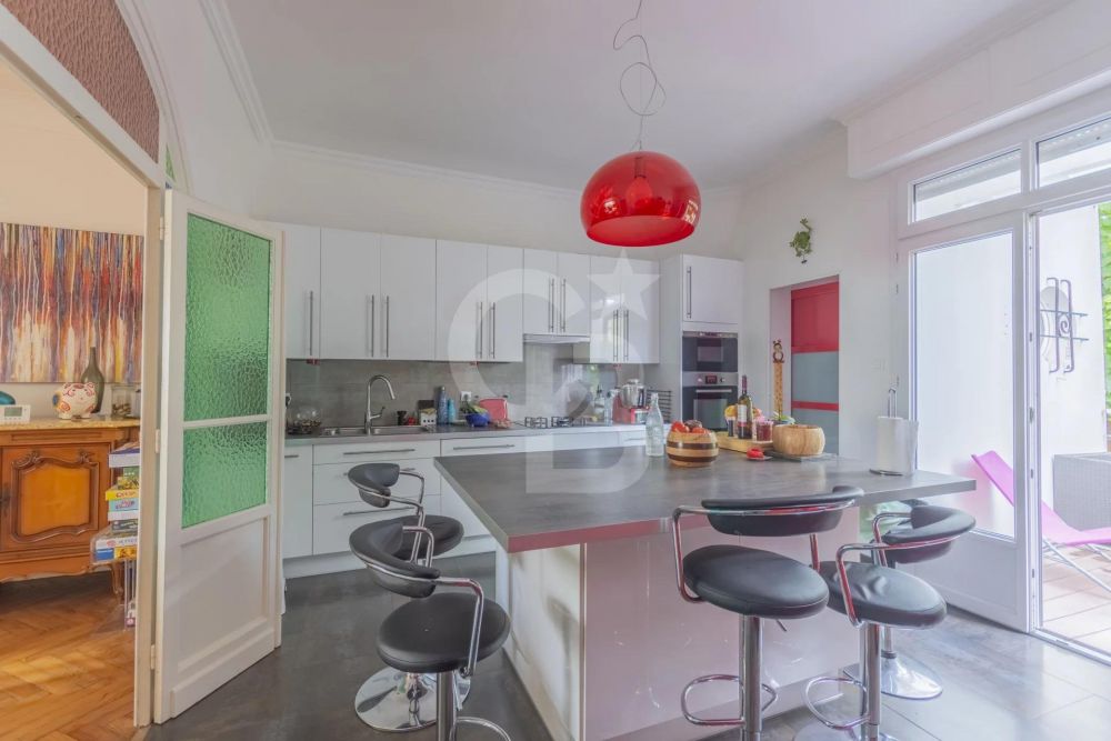 acheter Charmante maison familiale avec parking et grand terrain à BORDEAUX CHARTRONS